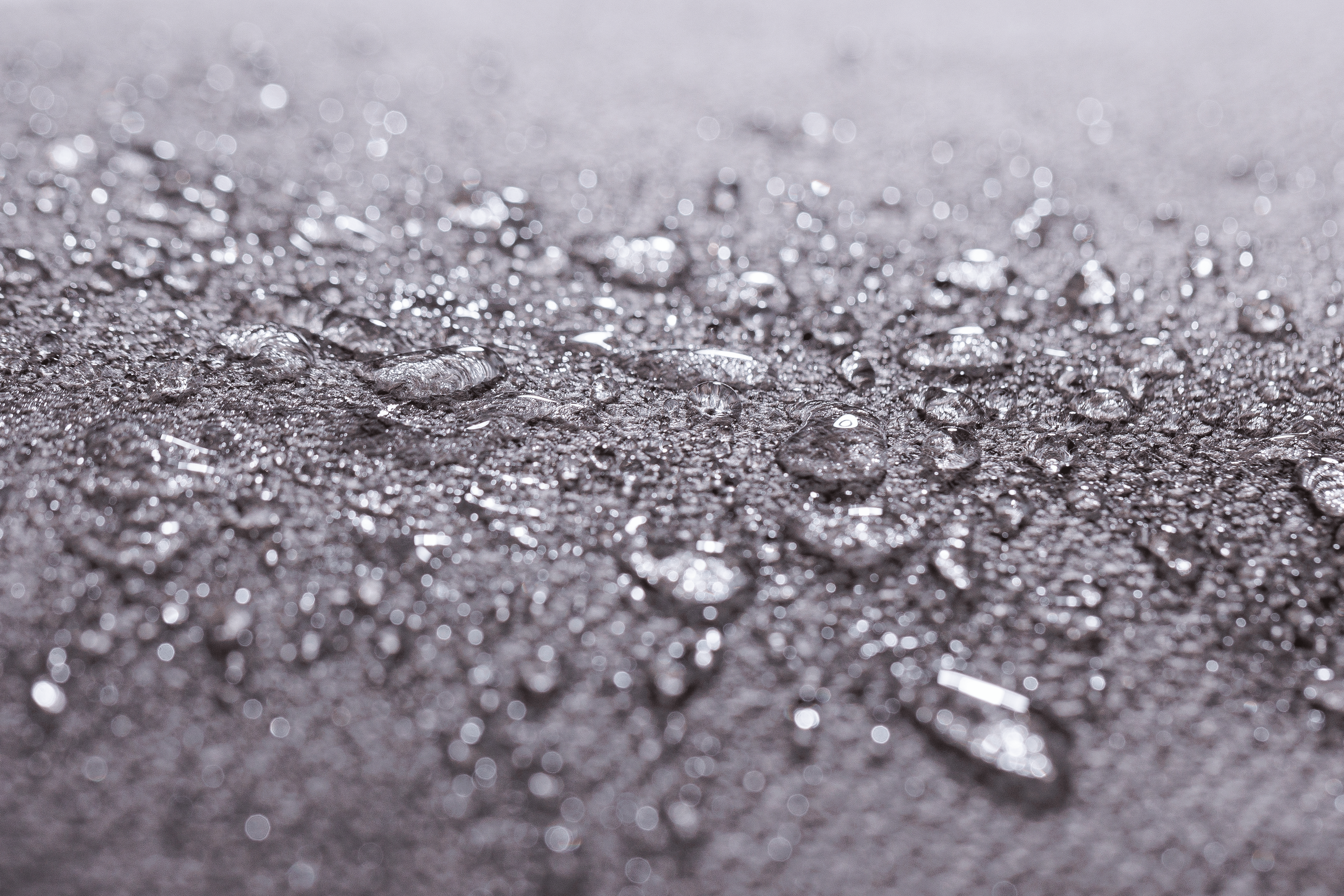 Nahaufnahme des Wechselbezugs für ein orthopädisches Hundebett in grau mit wasserabweisendem Bezug und Wasserablauf