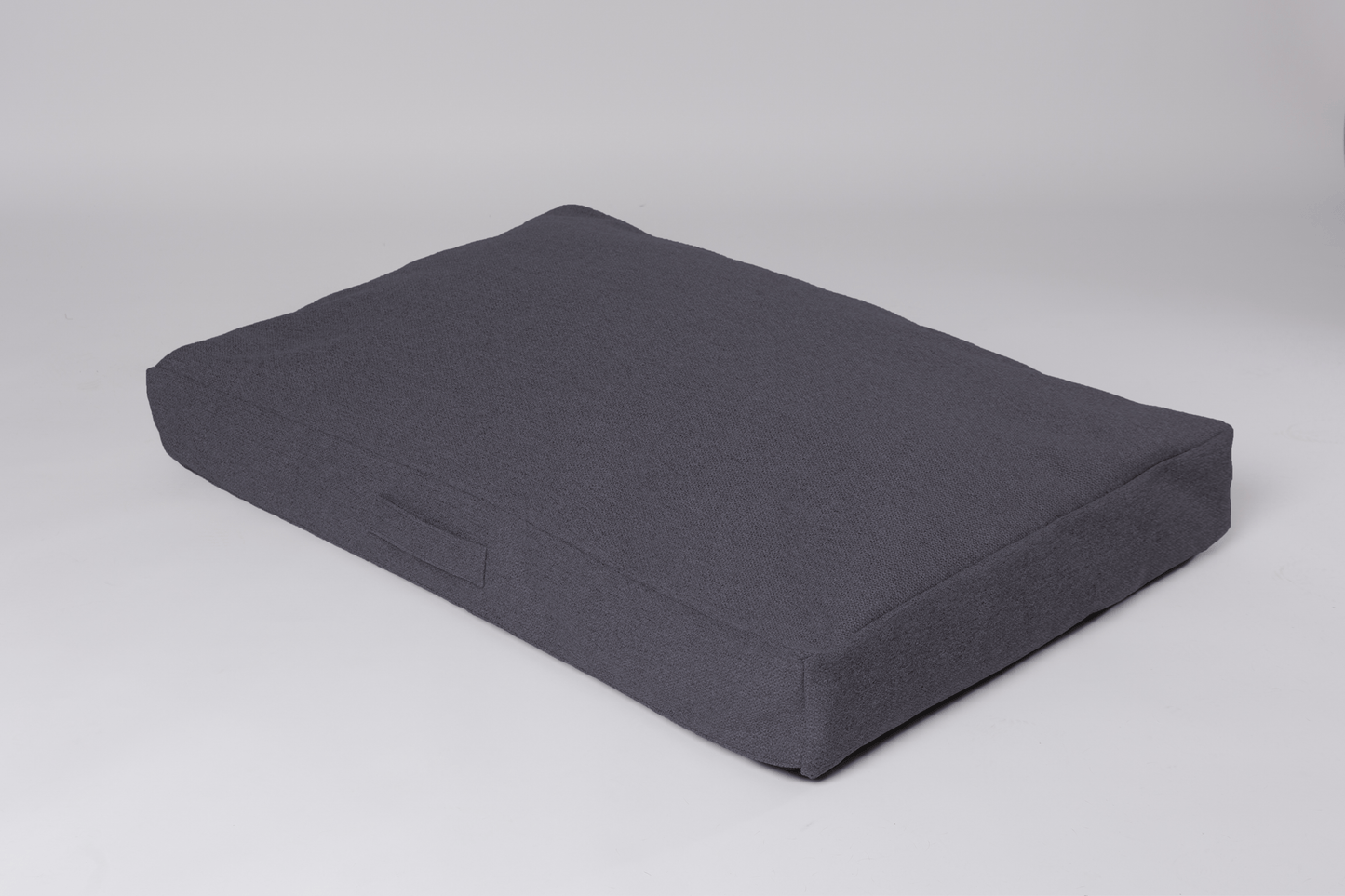 orthopädisches hundebett in schwarz mit wasserabweisendem Bezug von hinten mit Haltegriff