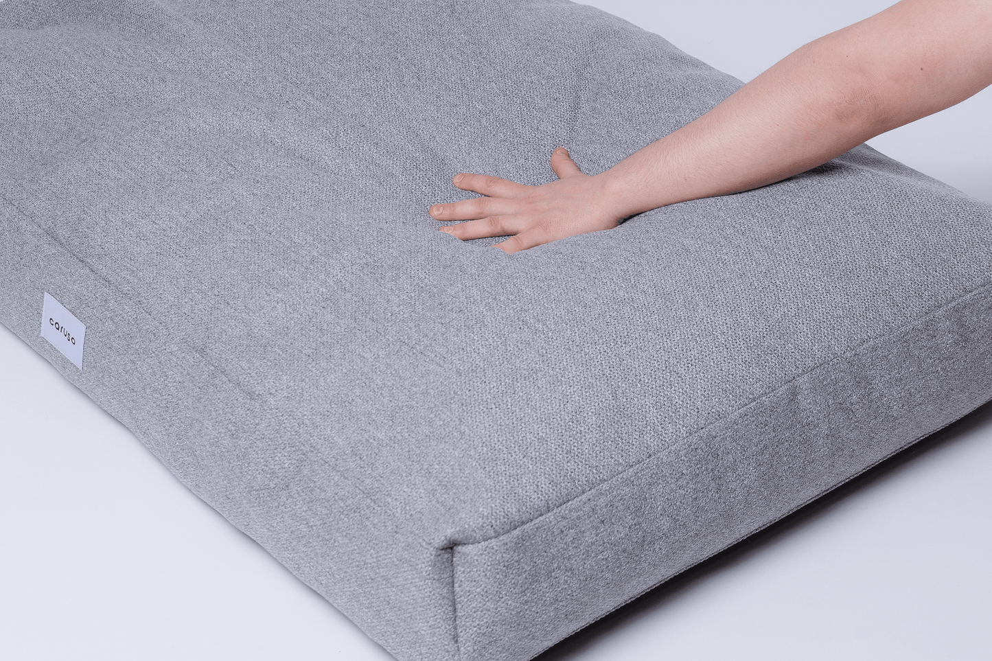 orthopädisches hundebett mit Wechselbezug in grau mit wasserabweisendem Bezug mit Darstellung der entlastenden Funktion wegen der Memory Foam Flocken