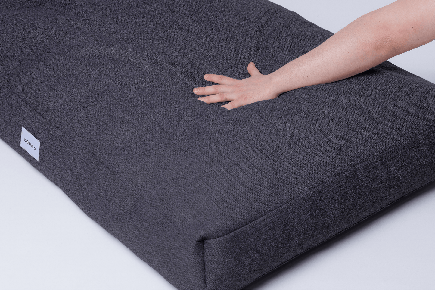 orthopädisches hundebett mit Wechselbezug in schwarz mit wasserabweisendem Bezug mit Darstellung der entlastenden Funktion wegen der Memory Foam Flocken