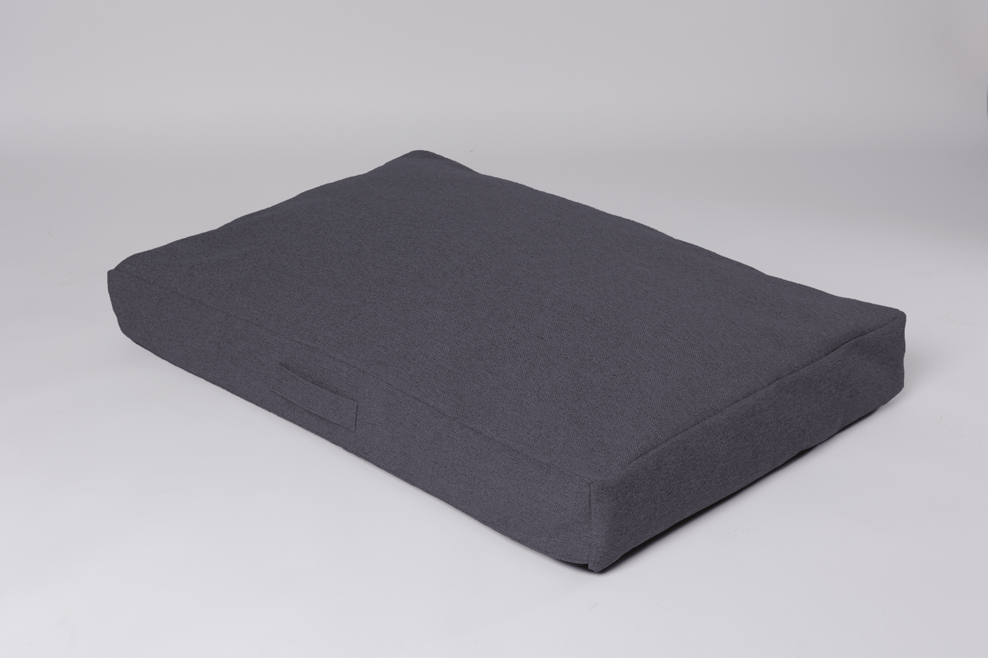 orthopädisches hundebett in schwarz mit wasserabweisendem Bezug von hinten mit Haltegriff