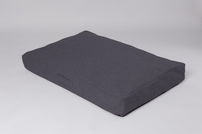 orthopädisches hundebett in schwarz mit wasserabweisendem Bezug von hinten mit Haltegriff