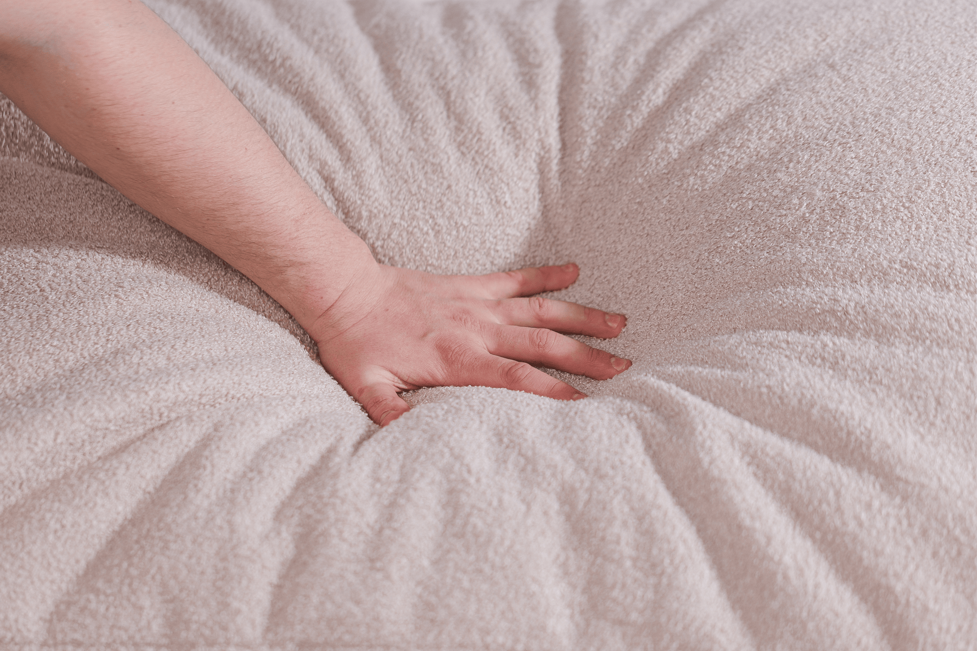 orthopädisches hundebett in beige Teddyfell mit Darstellung der entlastenden Funktion wegen der Memory Foam Flocken