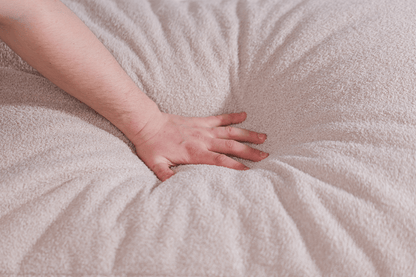 orthopädisches hundebett in beige Teddyfell mit Darstellung der entlastenden Funktion wegen der Memory Foam Flocken