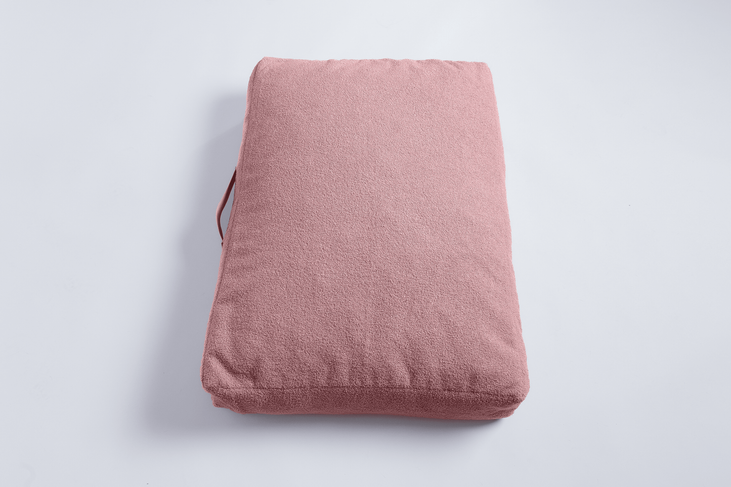 orthopädisches hundebett in rosa Teddyfell von der Seite mit Haltegriff